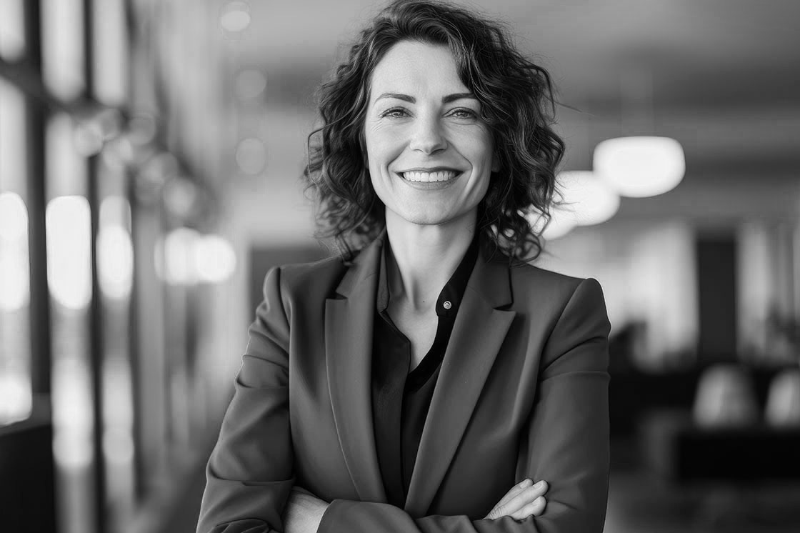 Eine selbstbewusste Geschäftsfrau, die sich für ein Business Coaching beim Coaching Institut Frankfurt entschieden hat. Coaching Institut Frankfurt am Main. Life Coaching und Busienss Coaching