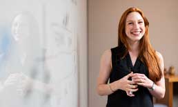 Eine zufriedene Frau durch Personal Coaching Frankfurt.